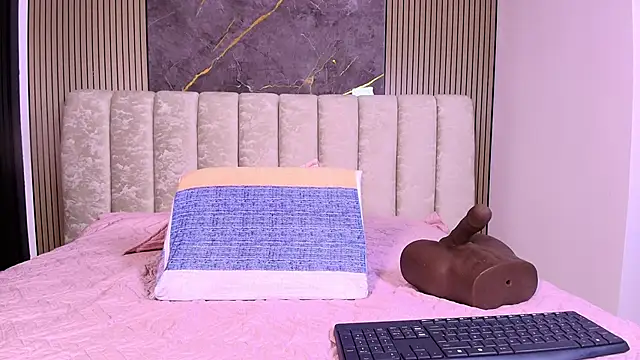 valecastro  online show from December 2, 2025, 7:26 pm