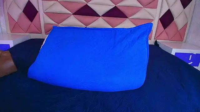 valecastro  online show from October 30, 2025, 7:22 pm