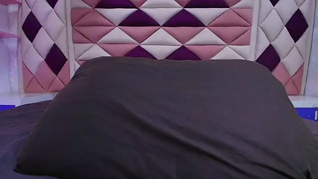 Snapshot of valecastro_ chatting on October 8, 2025, 7:14 pm valecastro  online show from October 8, 2025, 7:14 pm