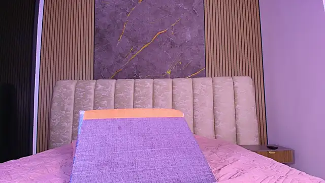 valecastro  online show from December 3, 2025, 7:13 pm