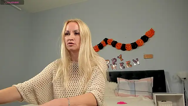 Snapshot of KiraSun chatting on October 30, 2025, 12:03 pm KiraSun online show from October 30, 2025, 12:03 pm