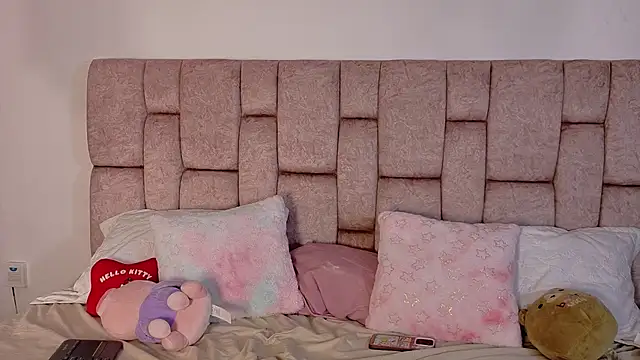 LolaYun online show from September 23, 2025, 12:12 pm