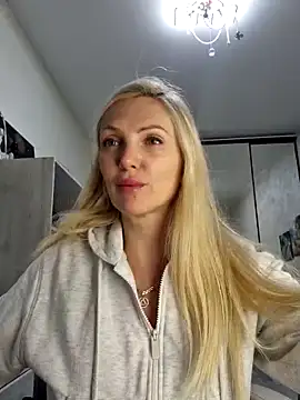 Snapshot of Monna chatting on December 5, 2025, 3:32 pm Monna online show from December 5, 2025, 3:32 pm