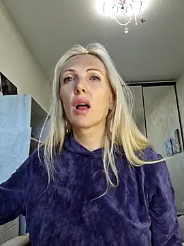 Snapshot of Monna chatting on October 2, 2025, 12:30 pm Monna online show from October 2, 2025, 12:30 pm