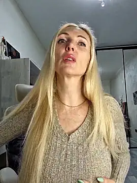 Snapshot of Monna chatting on December 4, 2025, 2:38 pm Monna online show from December 4, 2025, 2:38 pm