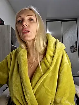 Snapshot of Monna chatting on November 5, 2025, 2:42 pm Monna online show from November 5, 2025, 2:42 pm