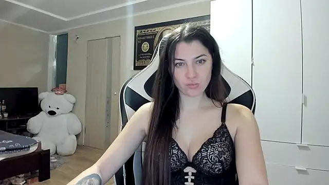 EmiLovsi online show from November 16, 2025, 9:41 pm