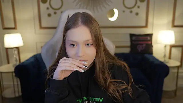 Esmie Smile online show from November 14, 2025, 7:39 pm