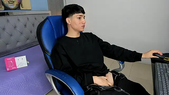 SamBlack  online show from April 15, 2026, 12:42 pm