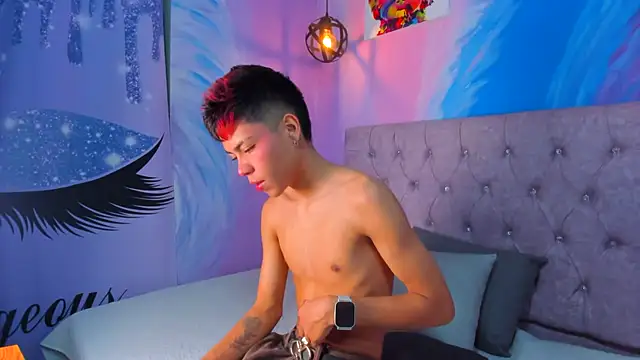 Snapshot of MaxiWildd chatting on November 14, 2025, 2:10 pm MaxiWildd online show from November 14, 2025, 2:10 pm