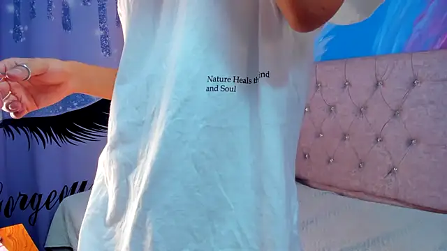 Snapshot of MaxiWildd chatting on November 6, 2025, 1:04 pm MaxiWildd online show from November 6, 2025, 1:04 pm