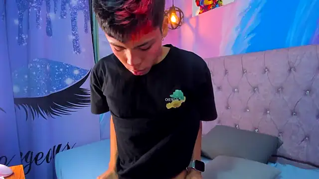 Snapshot of MaxiWildd chatting on November 8, 2025, 1:03 pm MaxiWildd online show from November 8, 2025, 1:03 pm