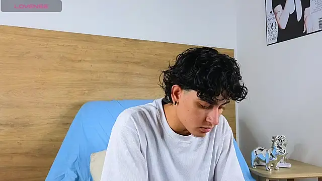 Stiven Benet  online show from November 4, 2025, 1:37 pm