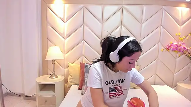 Snapshot of BarbieMonet chatting on October 23, 2025, 11:53 am BarbieMonet online show from October 23, 2025, 11:53 am