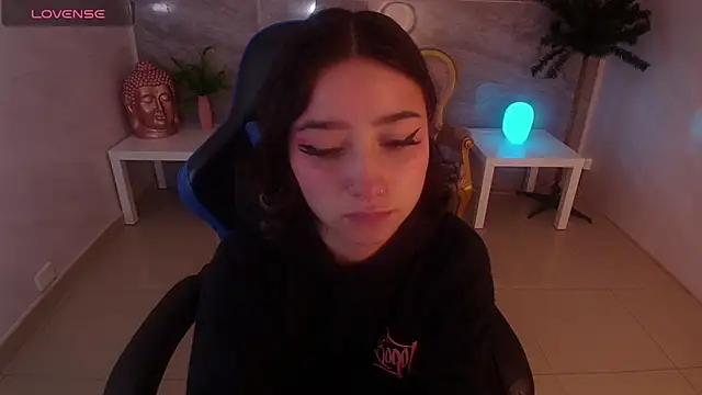 venuss09 s online show from September 20, 2025, 1:27 pm