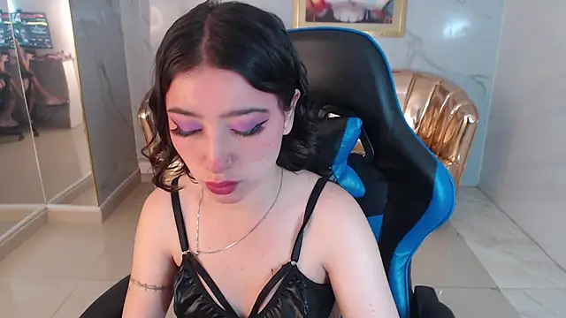 venuss09 s online show from October 8, 2025, 2:29 pm