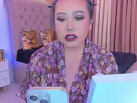 Snapshot of dianaCortney_21 chatting on October 17, 2025, 1:24 pm dianaCortney 21 online show from October 17, 2025, 1:24 pm