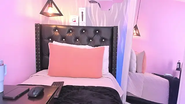 lucia-cute online show from March 9, 2026, 7:06 pm