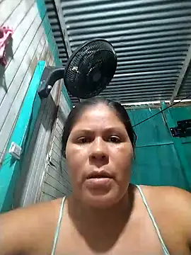 Snapshot of hotmom33 chatting on December 4, 2025, 4:39 pm hotmom33 online show from December 4, 2025, 4:39 pm