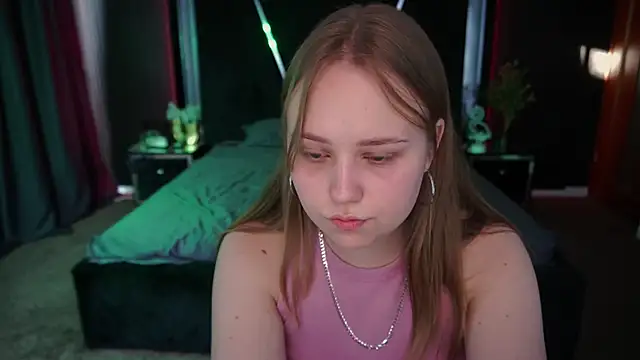 Snapshot of CrystallPaws chatting on September 22, 2025, 1:50 pm CrystallPaws online show from September 22, 2025, 1:50 pm