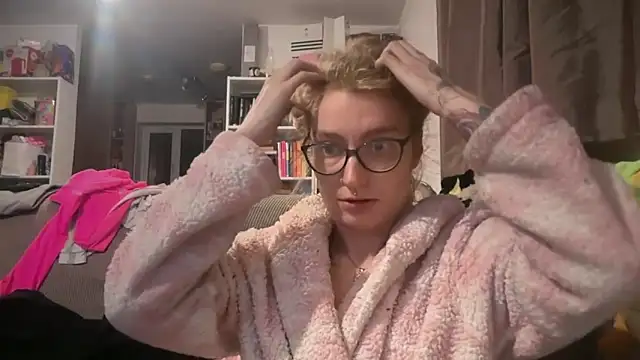 Snapshot of harleyblair chatting on May 20, 2026, 10:18 pm harleyblair online show from May 20, 2026, 10:18 pm
