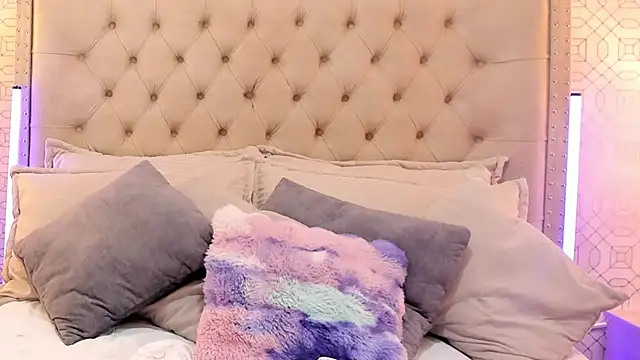 Snapshot of SuccubusDolly chatting on November 11, 2025, 7:52 pm SuccubusDolly online show from November 11, 2025, 7:52 pm