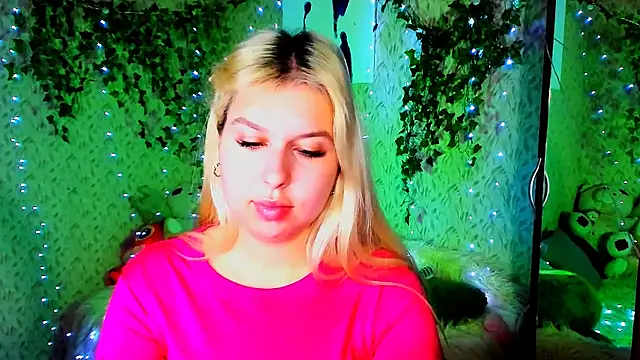 Snapshot of ChloeRicc chatting on November 15, 2025, 2:10 pm ChloeRicc online show from November 15, 2025, 2:10 pm