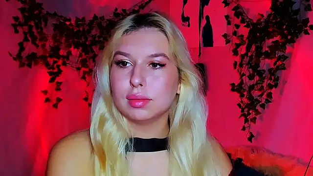 Snapshot of ChloeRicc chatting on November 24, 2025, 10:59 am ChloeRicc online show from November 24, 2025, 10:59 am