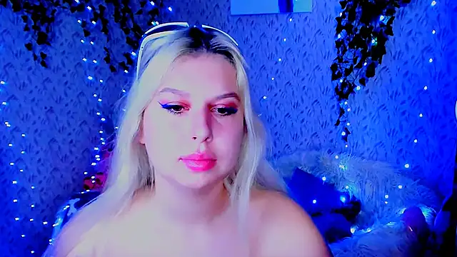 Snapshot of ChloeRicc chatting on November 10, 2025, 12:10 pm ChloeRicc online show from November 10, 2025, 12:10 pm