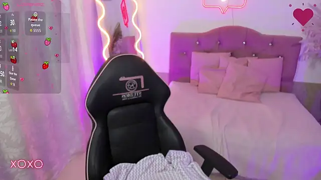 HANNI TAY online show from December 18, 2025, 11:47 am