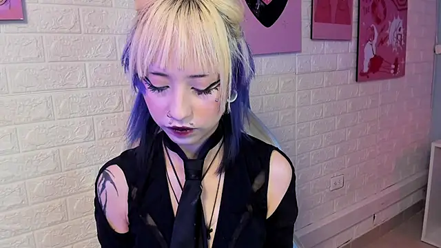 Snapshot of Hannahpage chatting on November 21, 2025, 12:37 pm Hannahpage online show from November 21, 2025, 12:37 pm