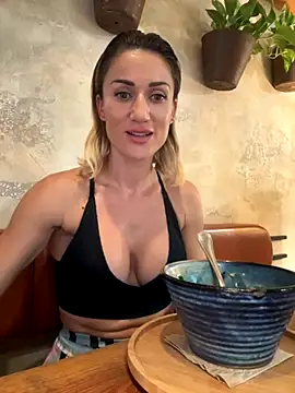 Snapshot of CamyBlossom chatting on October 10, 2025, 1:01 pm CamyBlossom online show from October 10, 2025, 1:01 pm