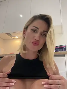 Snapshot of CamyBlossom chatting on September 16, 2025, 5:14 pm CamyBlossom online show from September 16, 2025, 5:14 pm