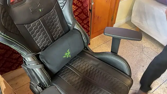 Snapshot of JUSTFORRICH chatting on October 24, 2025, 2:27 pm JUSTFORRICH online show from October 24, 2025, 2:27 pm