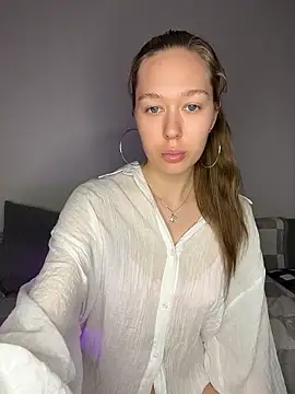 Snapshot of Molly_Kisss chatting on June 2, 2026, 6:30 pm Molly Kisss online show from June 2, 2026, 6:30 pm