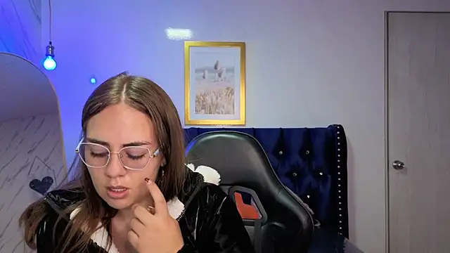 Luna Star v online show from November 8, 2025, 1:14 pm