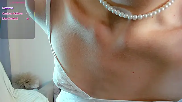 Ice Strawberry online show from November 13, 2025, 3:21 am