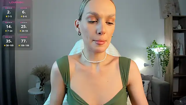 Ice Strawberry online show from November 24, 2025, 3:17 am