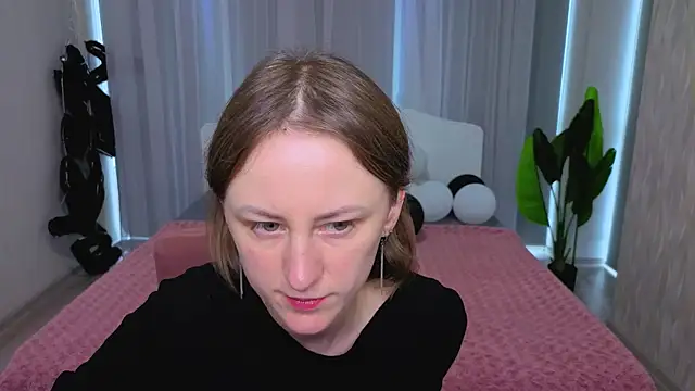 LuluChiiii online show from November 10, 2025, 10:42 am