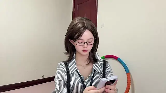 Nicole-13 online show from April 14, 2026, 2:33 pm