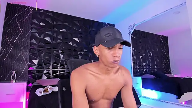 Snapshot of JulienSaint chatting on October 25, 2025, 12:28 pm JulienSaint online show from October 25, 2025, 12:28 pm