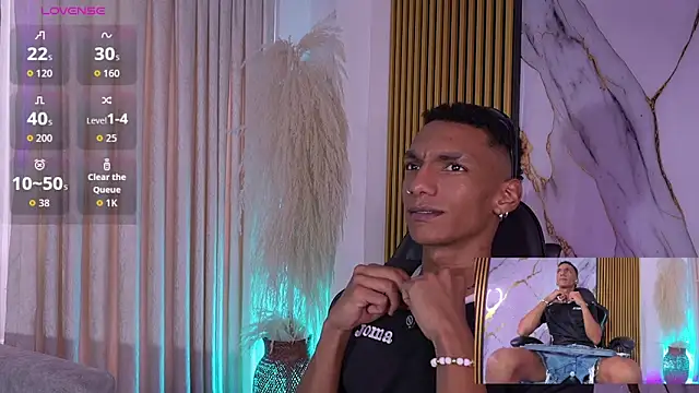 Snapshot of JulienSaint chatting on December 15, 2025, 4:57 pm JulienSaint online show from December 15, 2025, 4:57 pm