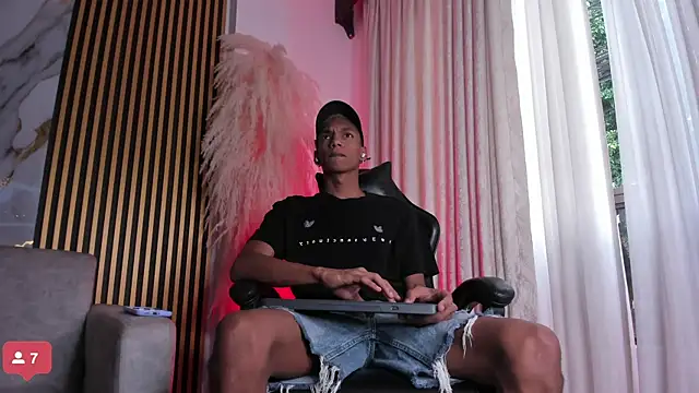 Snapshot of JulienSaint chatting on October 31, 2025, 12:24 pm JulienSaint online show from October 31, 2025, 12:24 pm