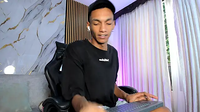 Snapshot of JulienSaint chatting on December 5, 2025, 12:26 pm JulienSaint online show from December 5, 2025, 12:26 pm