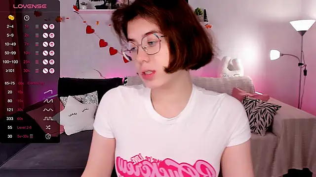 Snapshot of BellaCaress chatting on November 28, 2025, 2:23 am BellaCaress online show from November 28, 2025, 2:23 am