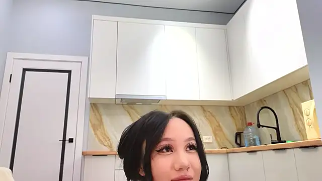 lunajii online show from April 15, 2026, 1:33 am