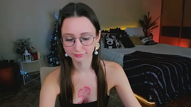 Snapshot of YourLovellyStory chatting on December 19, 2025, 9:33 am YourLovellyStory online show from December 19, 2025, 9:33 am