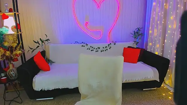 AlluringLookk online show from April 15, 2026, 7:58 pm