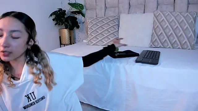 LauMiller online show from September 25, 2025, 8:59 pm