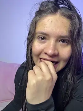 Snapshot of Emilyybennet_ chatting on December 18, 2025, 9:07 pm Emilyybennet online show from December 18, 2025, 9:07 pm